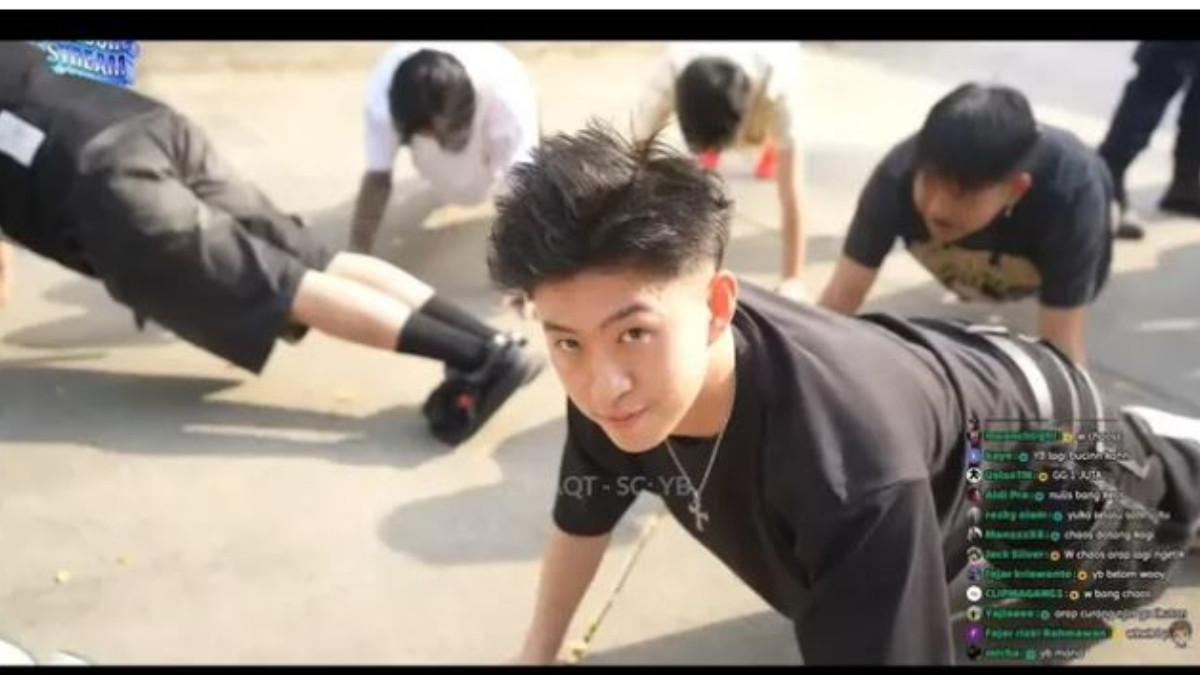 RICH BRIAN JADI PETUGAS DAMKAR - Sebagai penutup pelatihan, Brian harus menghadapi simulasi pengamanan hewan buas, yakni seekor ular.
