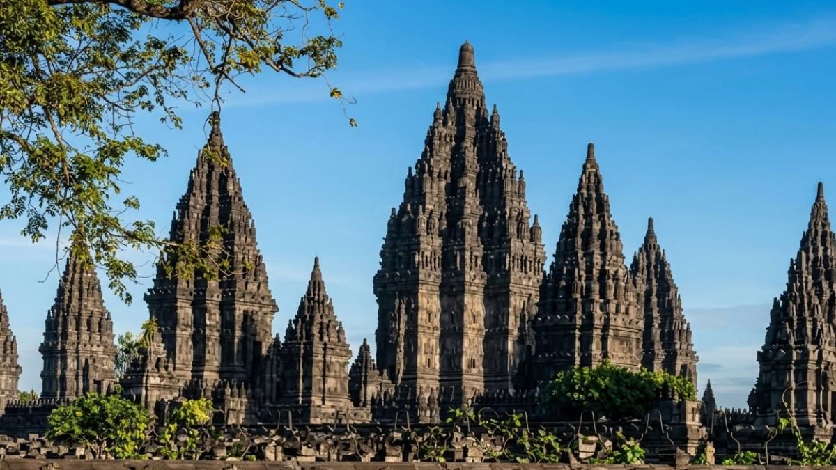 CANDI PRAMBANAN - buka hingga pukul 20.00 WIB pada tanggal tertentu di Juni 2026, cocok untuk berburu suasana senja yang berbeda.