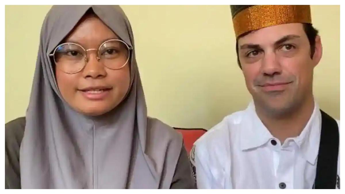 MAHAR RP1 TRILIUN - Chris Clarac dan Hesti saat mengikuti catin di KUA Sinjai, Jl Persatuan Raya, Sinjai Utara (6/11/2025). Mantan istri Chris bernama Fransiska angkat bicara terkait pernikahan ini