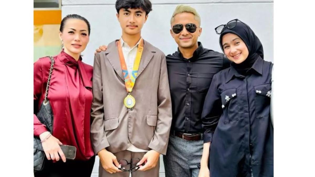 MOMEN WISUDA ANAK HENGKY KURNIAWAN - Christy Jusung tetap menjaga kedekatan dengan keluarga Hengky Kurniawan meski pernikahan mereka sudah berakhir. 