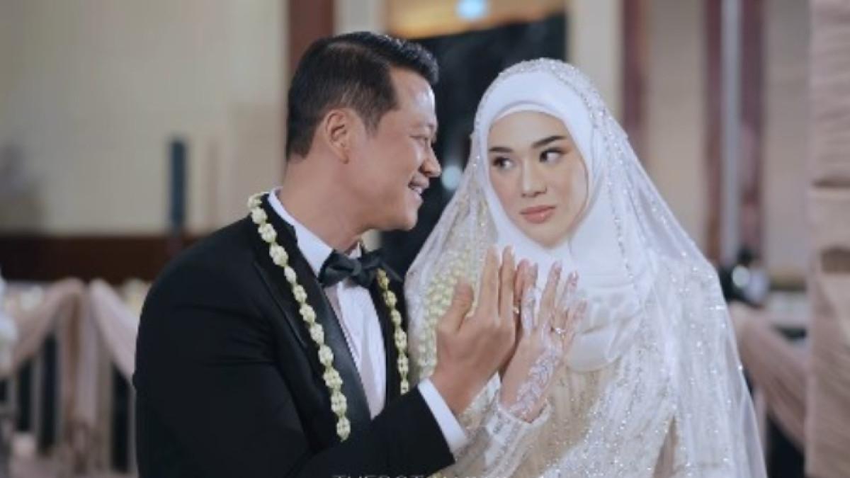 Clara sempat mengunggah bukti berupa tangkapan layar yang menunjukkan dugaan tindakan tidak pantas sang suami, yakni melakukan video call dengan perempuan lain dengan tindakan yang tidak senonoh.