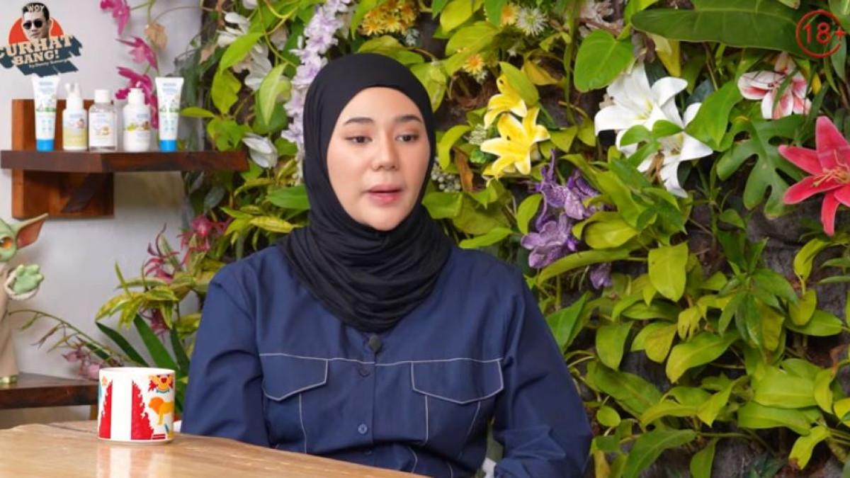 KONSULTASI HAK ANAK - Clara Shinta mendatangi Komnas Perlindungan Anak di Jakarta, Kamis (16/4/2026), untuk berkonsultasi terkait jadwal pertemuan anak dengan mantan suaminya sekaligus membahas kewajiban nafkah anak. (Instagram @clarashintareal | YouTube Reyben Entertainment)