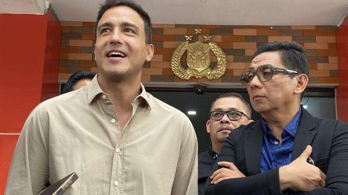 CURHAT - Curhat Hamish Daud baru kelar jalani operasi langsung dihantam isu selingkuh, ungkap kondisi hubungannya dengan Raisa. (Hamish Daud saat ditemui di Polres Metro Jakarta Selatan pada Kamis (6/11/2025).