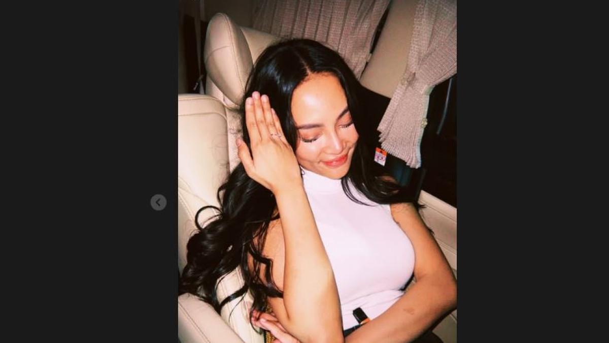 DILAMAR - DJ Bravy juga mengunggah potret Erika Carlina yang memamerkan cincin pemberiannya.