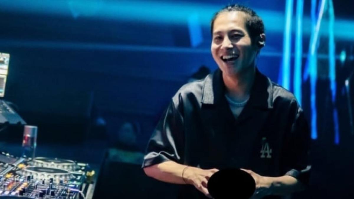 DINAR KEBANJIRAN JOB - DJ Panda diblacklist kelab malam, kariernya terancam redup imbas kehamilan Erika Carlina. Kini Dinar Candy malah kebanjiran job.