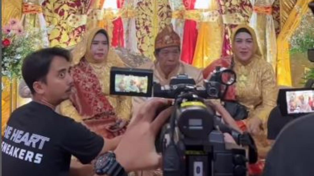 KEMBALI AKUR - Dalam acara tersebut, Rohimah tampak duduk berdampingan dengan istri Kiwil, Venti Figianti.