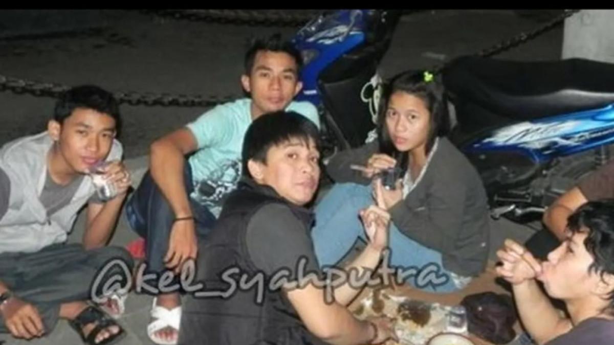 Dalam foto-foto lawasnya, Billy Syahputra tampak tampil seadanya, bahkan bisa dibilang bukan anak gaul.