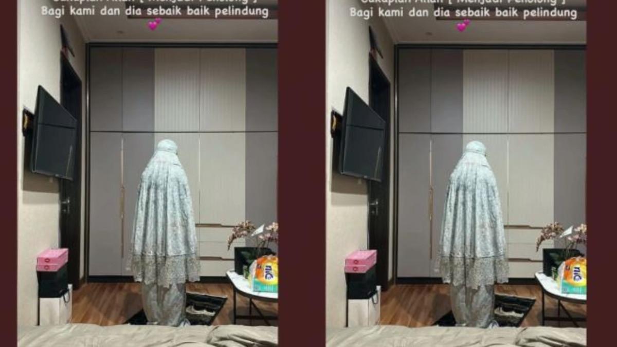 Dalam unggahan tersebut, terlihat Indah tengah khusyuk menjalankan salat dengan posisi membelakangi kamera.