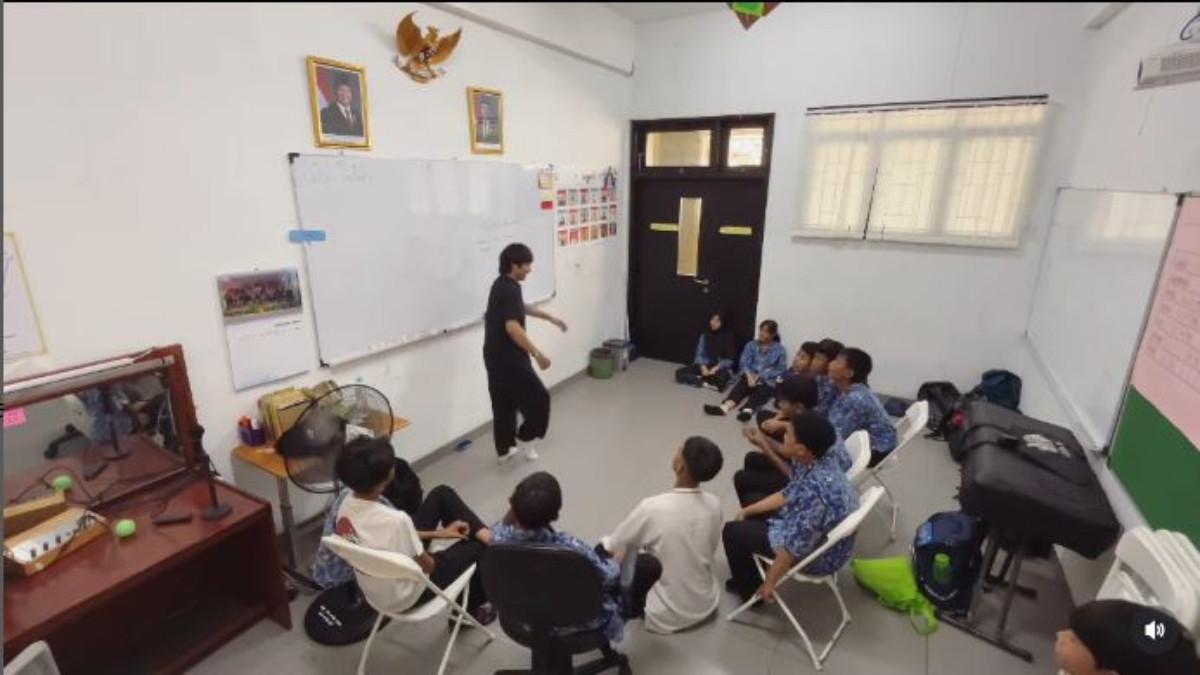 Damar bukan hanya mengikuti jejak ayahnya sebagai aktor, tetapi juga dikenal sebagai seorang akademisi.