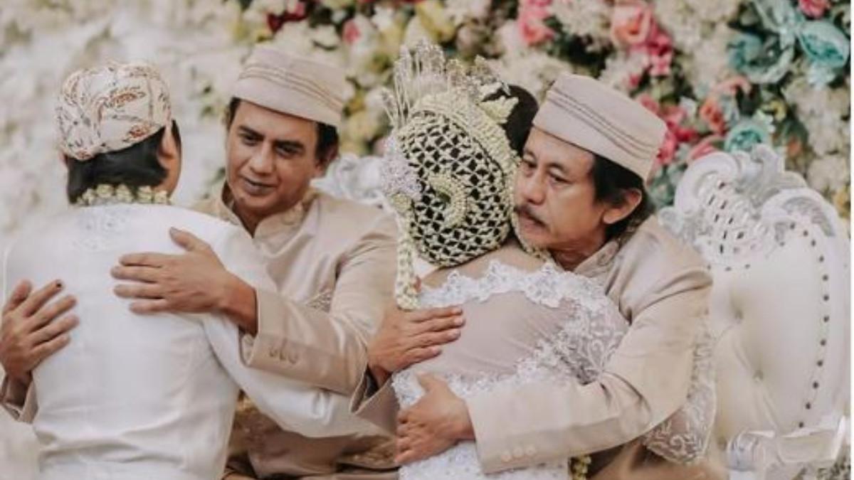 Damar dan sang istri juga menuliskan pesan haru setelah kepergian ayah dan ayah mertuanya di tahun yang sama.