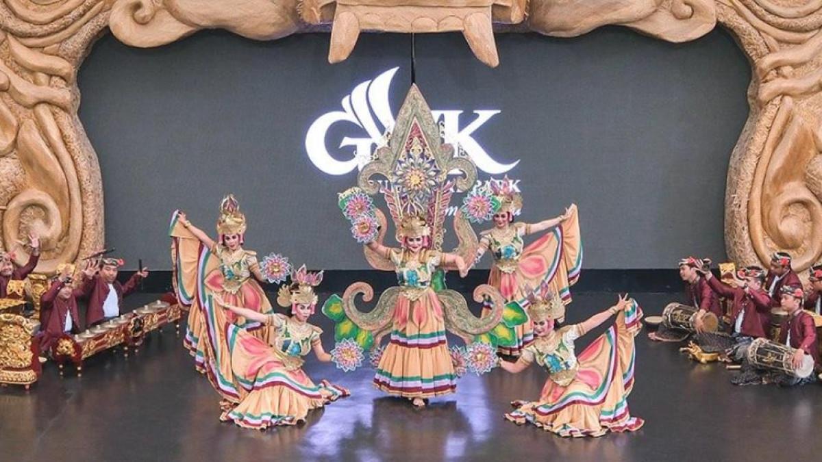 DAYA TARIK - Pengunjung dapat menikmati berbagai pertunjukan budaya Bali setiap hari di kawasan GWK Cultural Park, termasuk Tari Kecak saat matahari terbenam.