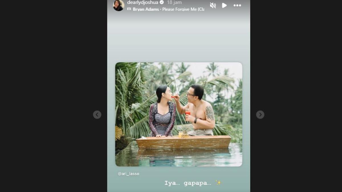 MINTA MAAF - Dearly Joshua kemudian merespon unggahan tersebut dengan membagikan ulang postingan Ari di Instagram Story miliknya dan menuliskan balasan singkat.