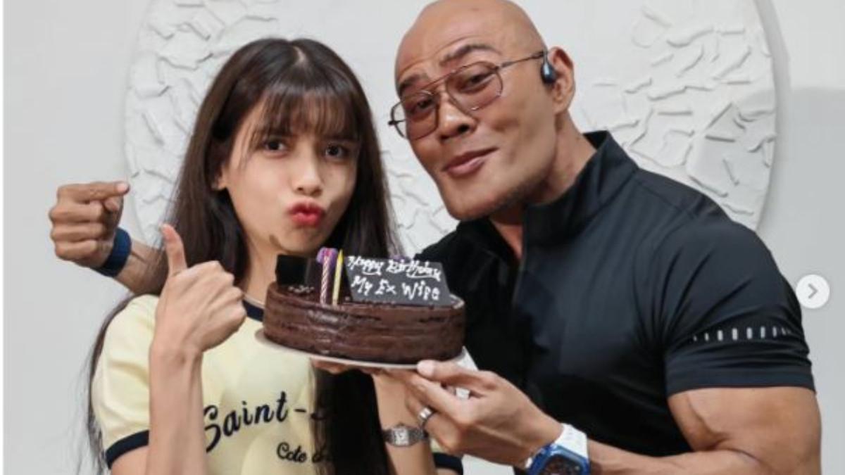 Deddy Corbuzier terlihat datang membawa kue ulang tahun untuk Sabrina Chairunnisa yang genap berusia 33 tahun.
