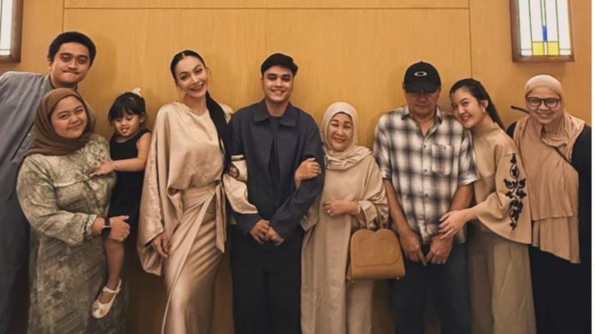 Lebaran 2026 menjadi momen penuh haru bagi penyanyi Denada yang akhirnya bisa merayakannya bersama sang putra, Ressa Rizky Rossano.
