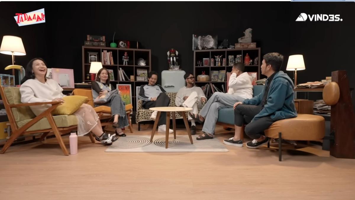 Desta juga menegur Onad yang tiba-tiba memotong penjelasan Habib Ja’far di tengah obrolan.