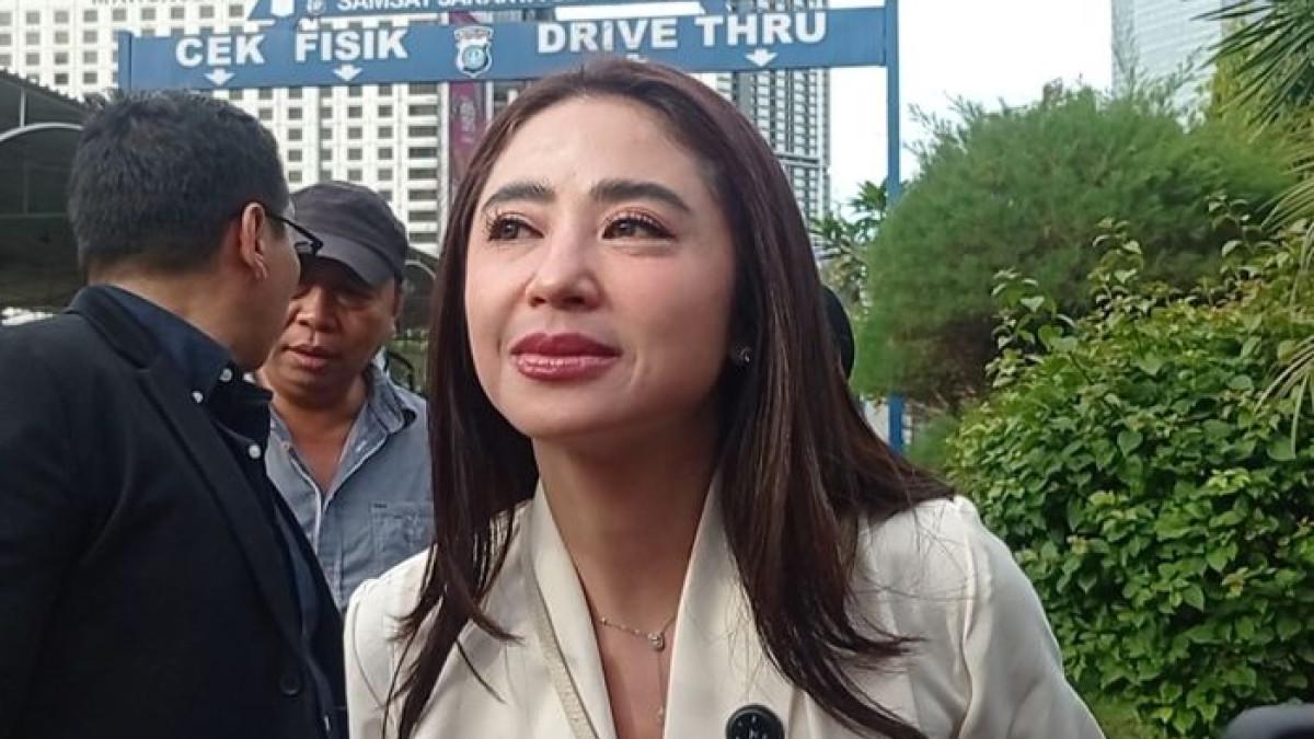Dewi Perssik ditemui di Polda Metro Jaya, Kamis (9/4/2026).