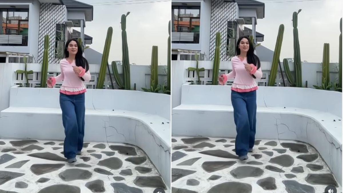 POTRET ROOFTOP - Di bagian lantai, batu-batu alam bertekstur disusun acak menyerupai bebatuan sungai atau mozaik, menghadirkan tampilan yang kasar namun artistik.