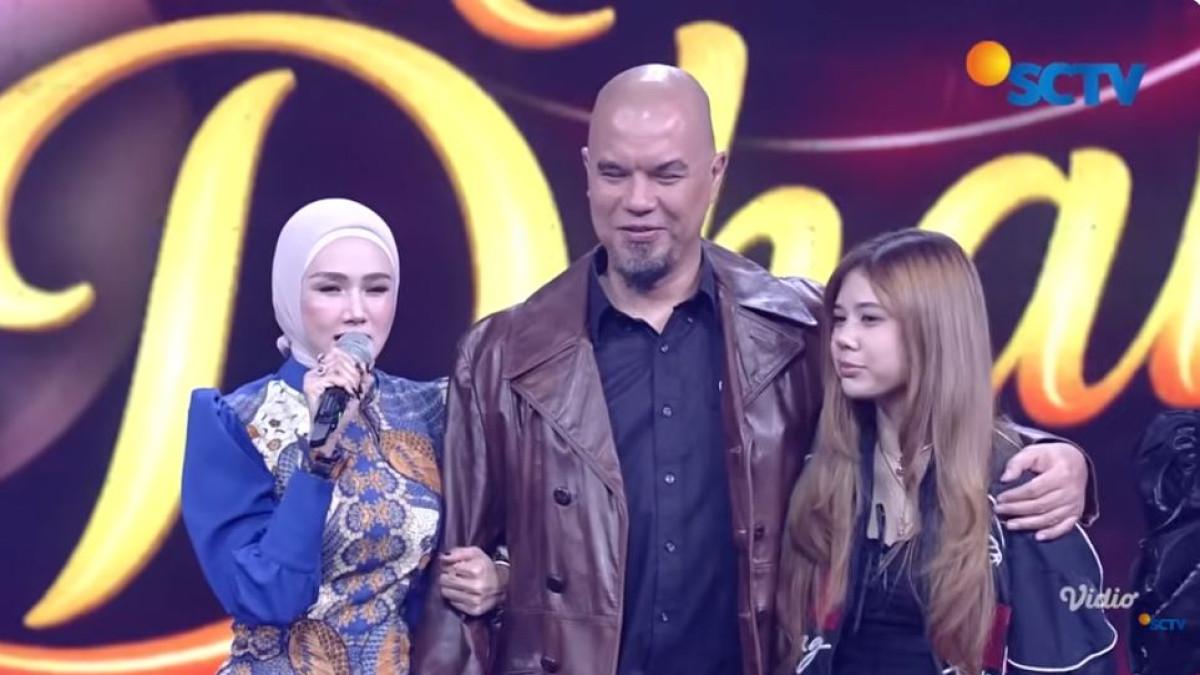 Di hari ulang tahunnya, Dhani mendapat surprise manis dari sang istri, Mulan Jameela, bersama putrinya, Safeea.