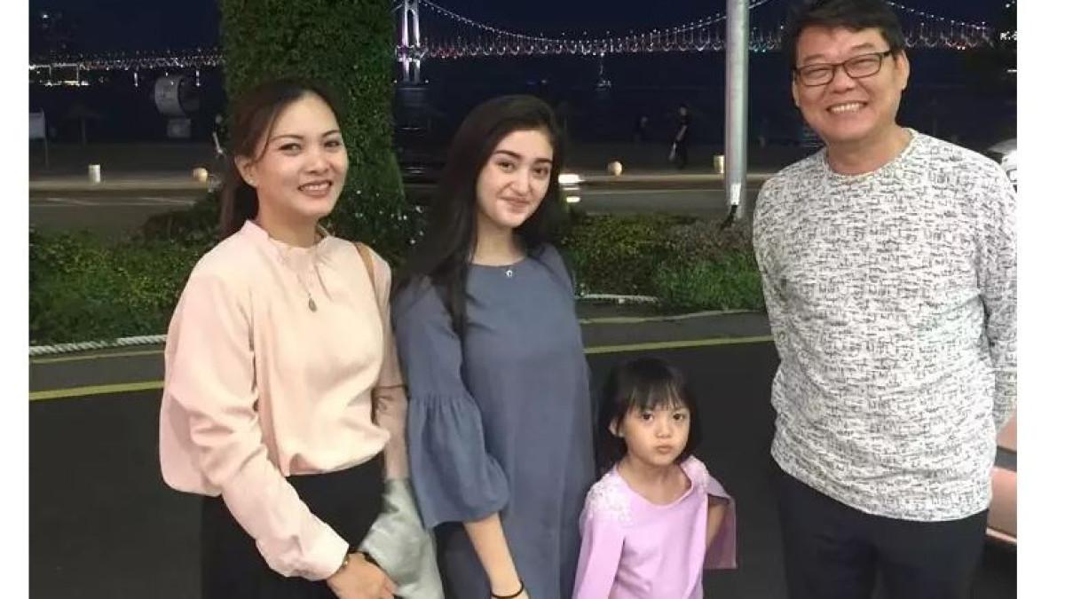 KEDEKATAN RANTY MARIA DAN AYAH - Di sela kesibukan syuting, Ranty Maria selalu meluangkan waktu untuk keluarga.