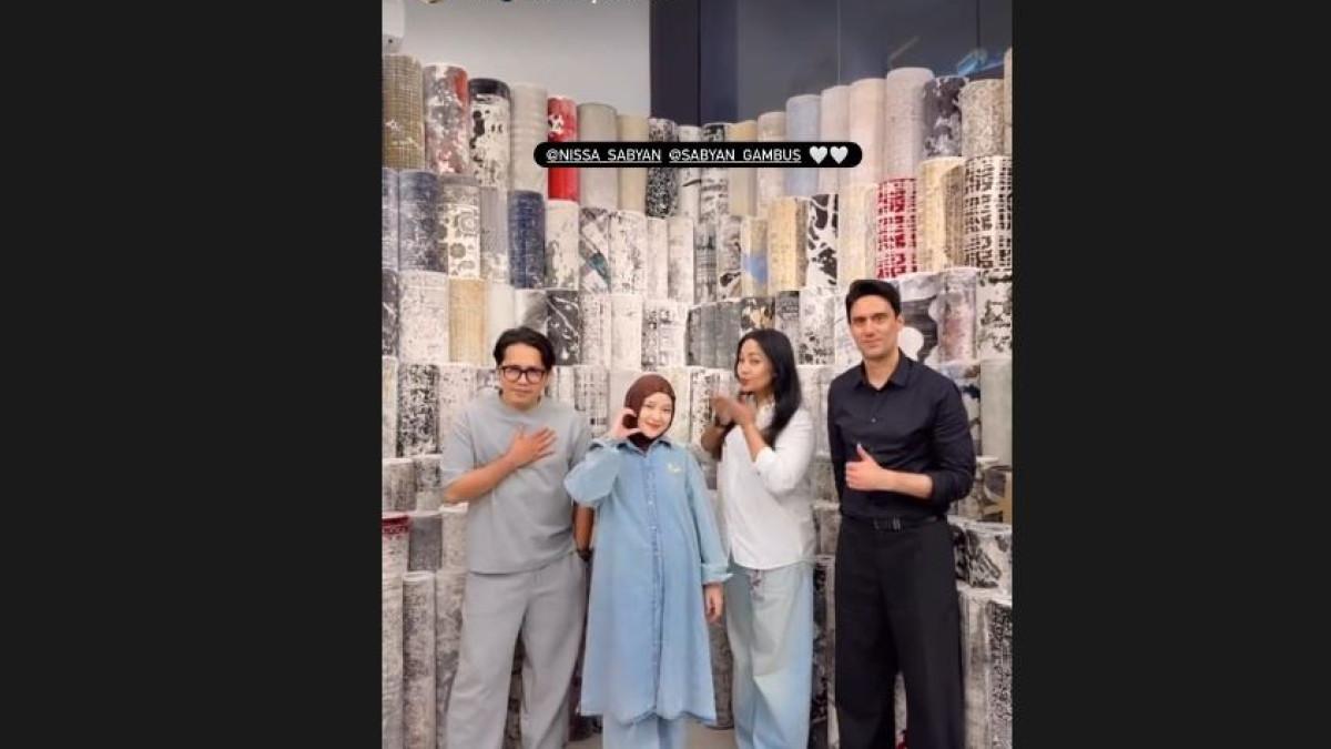BABY BUMP - Dilansir dari Instagram Story Nissa Sabyan, pemeran utama film Sabyan: Menjemput Mimpi itu tampil dengan busana longgar dan perut yang tampak menonjol.