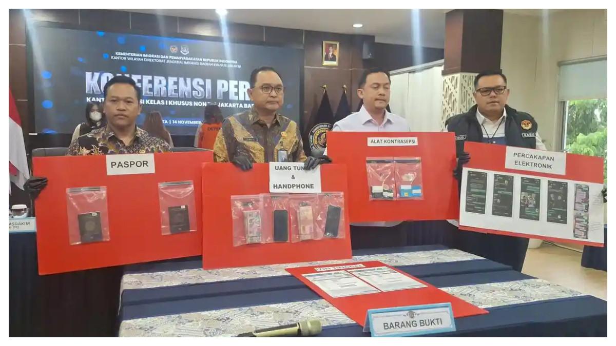 Dua turis asal Uzbekistan ditangkap di Jakarta karena menjadi pekerja seks online, menawarkan tarif fantastis hingga Rp15 juta sekali kencan.
