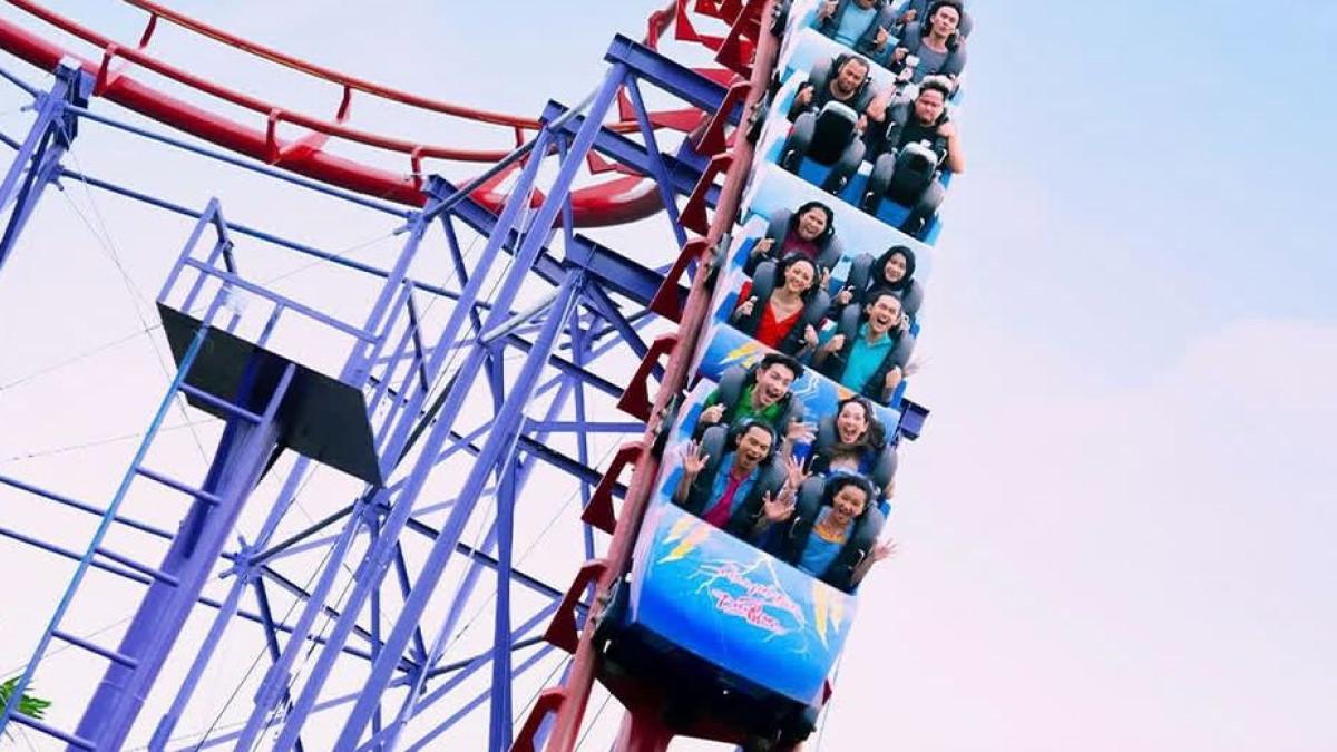 WISATA WAHANA - Wahana roller coaster di Dufan Ancol, Jakarta Utara.