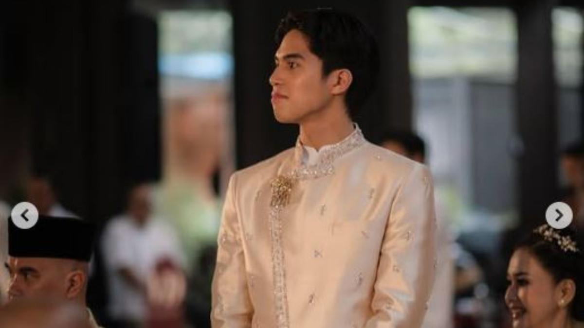 El Rumi juga tampil mencuri perhatian dengan beskap bernuansa warna senada.