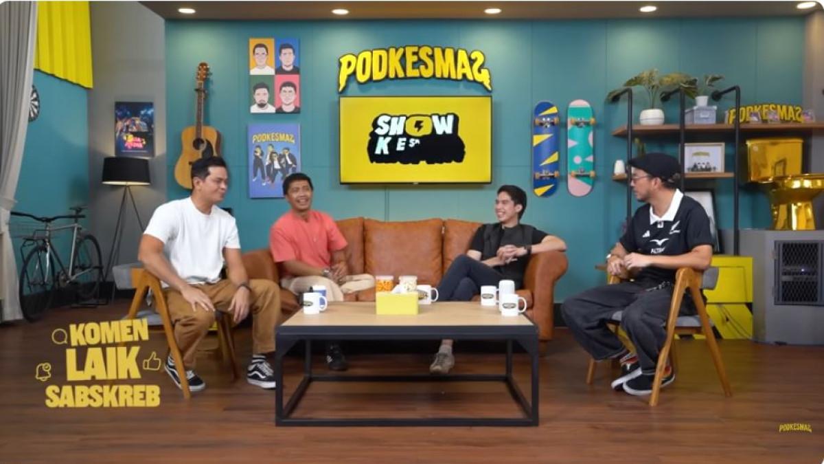 El Rumi menceritakan bahwa dirinya sempat meminta sahabat dekatnya, Surya Insomnia untuk menjadi salah satu groomsman.