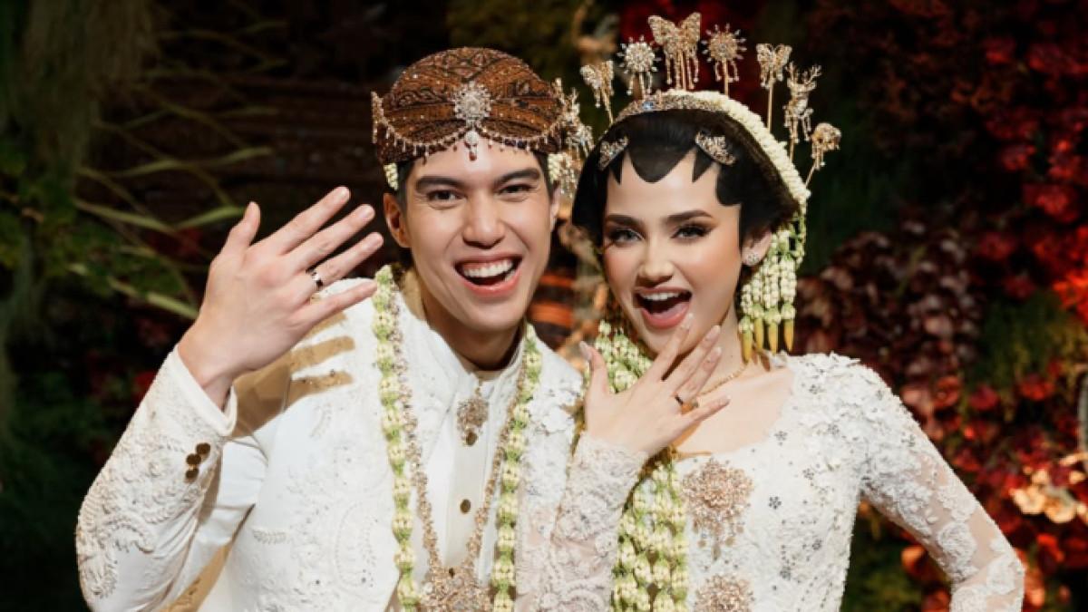PERNIKAHAN EL SYIFA - El Rumi resmi menikahi Syifa Hadju pada Minggu (26/4/2026). Keduanya mengusung adat Jawa saat momen akad nikah.