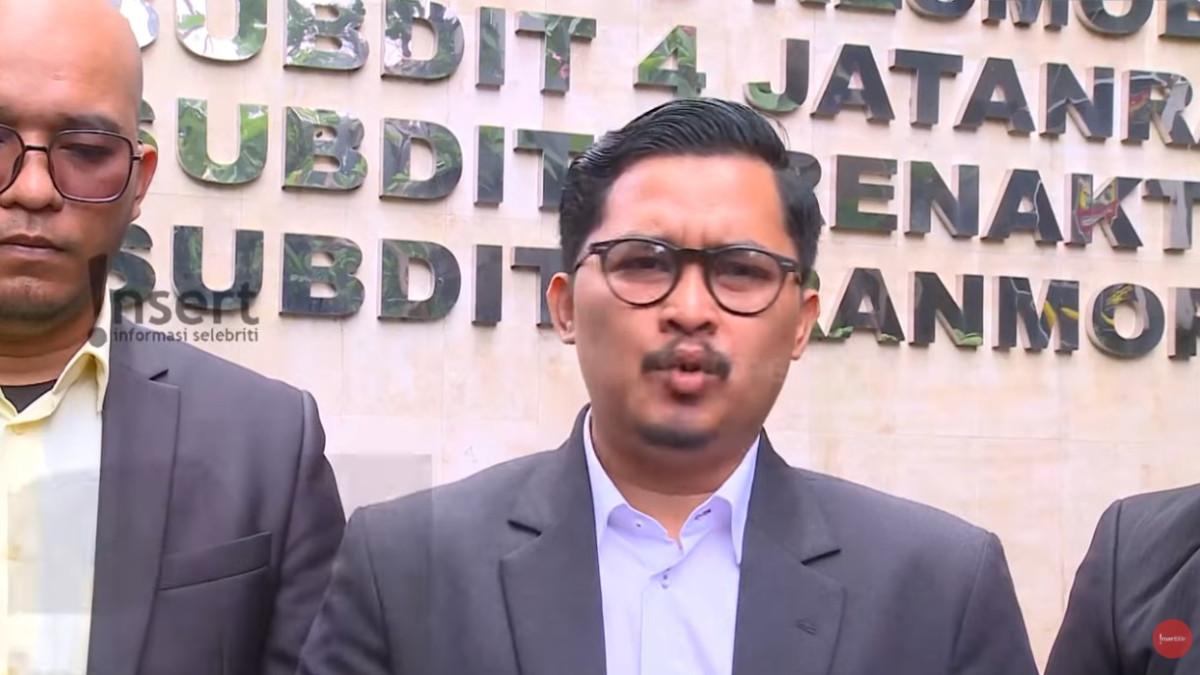 Setelah hubungannya dengan DJ Bravy kandas, Erika Carlina memilih membuka peluang damai dengan DJ Panda, meski proses hukum atas dugaan pengancaman terhadap dirinya masih berjalan di Polda Metro Jaya.