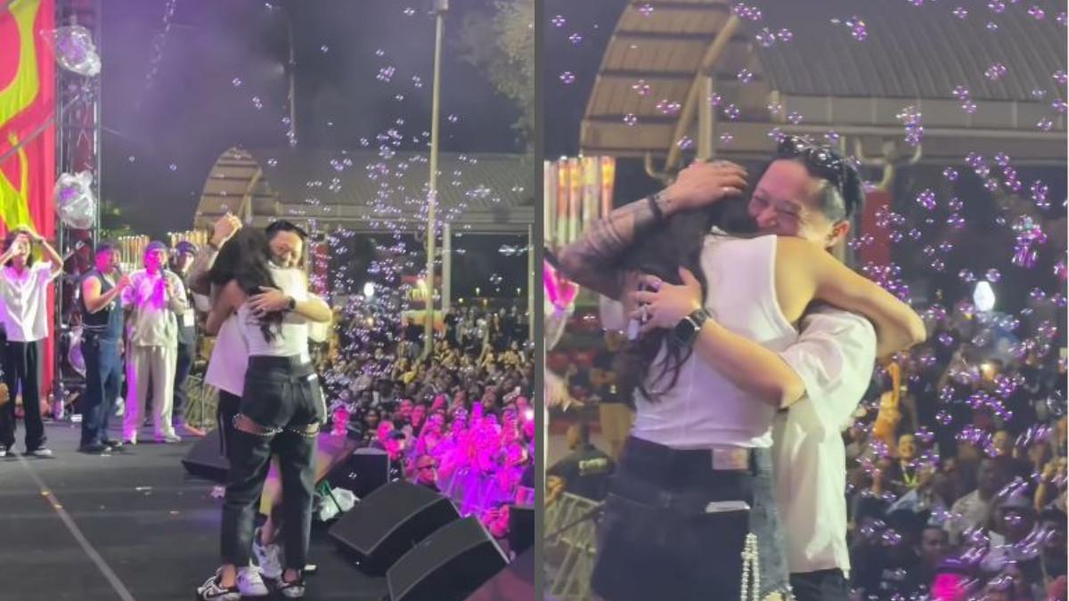 DILAMAR - Erika Carlina tak henti-hentinya memamerkan cincin lamaran yang telah tersemat di jari manisnya.
