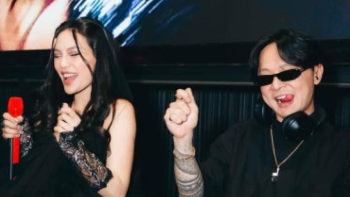 DILAMAR - Erika dan DJ Bravy pertama kali Ribuan pasang mata terdiam ketika DJ Bravy tiba-tiba berlutut di hadapan Erika Carlina.melalui live Tiktok.