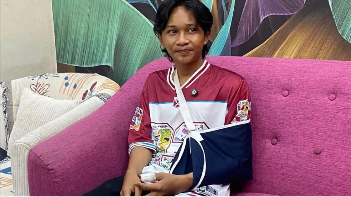 FAJAR SADBOY KECELAKAAN - Fajar Sadboy didampingi ayah angkatnya Dudung Abdurachman saat menjelaskan kondisi usai mengalami kecelakaan tunggal di Jakarta Timur yang menyebabkan cedera pada lengan dan jarinya.