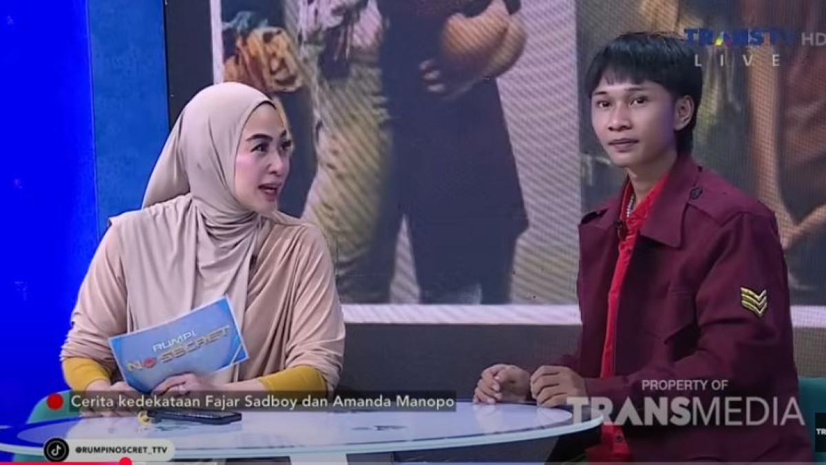 HADIAH PERNIKAHAN - Feni Rose terus menggali hadiah apa yang diberikan Fajar Sadboy kepada Amanda Manopo dan Kenny Austin.