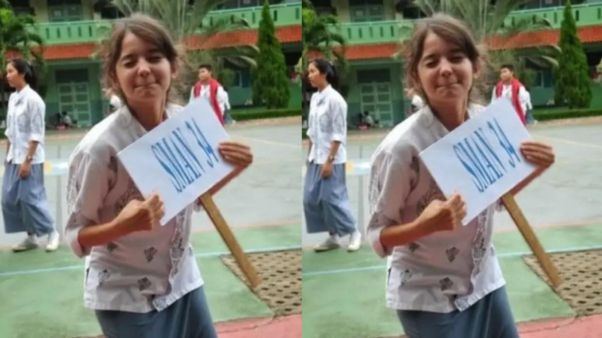 FOTO MASA SMA - Foto SMA Enzy Storia, image ceria dan tengil ternyata sudah terlihat sedari dirinya remaja.