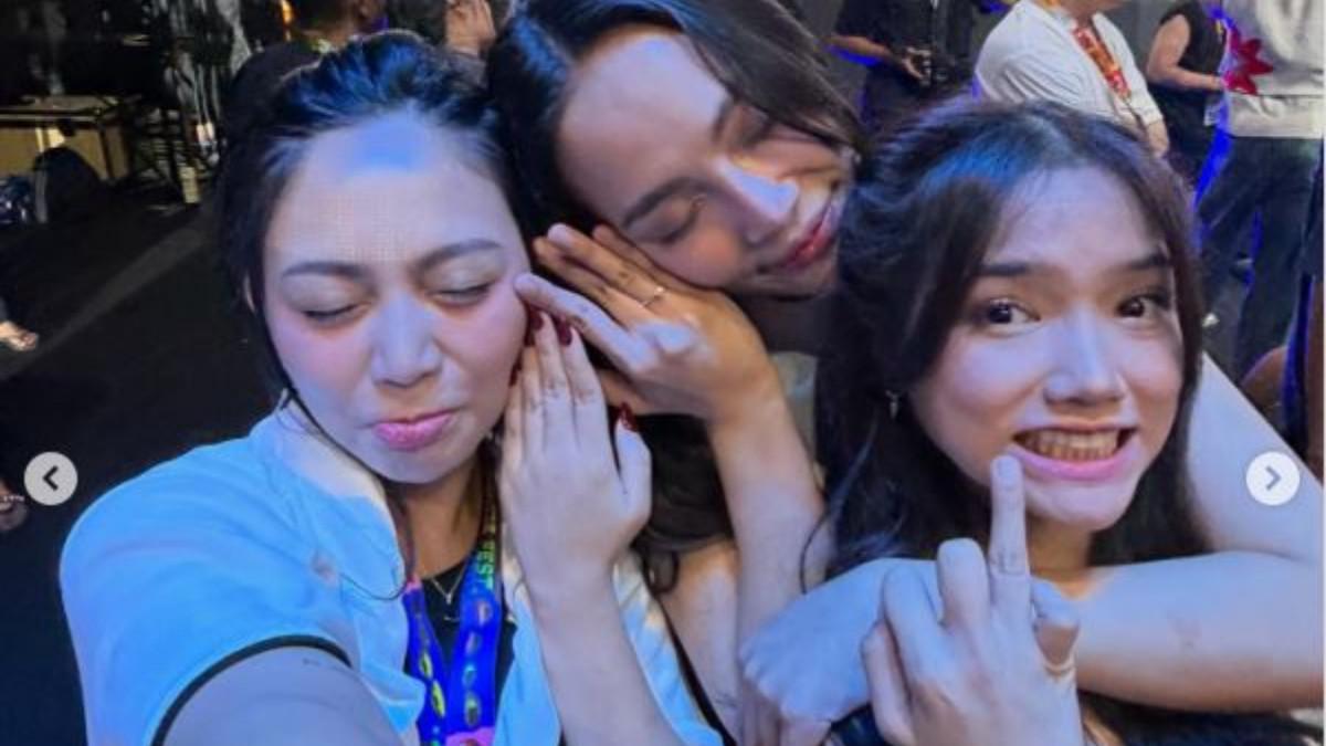 DILAMAR - Fuji dan Rachel Vennya yang merupakan sahabat dekat Erika Carlina juga turut menyaksikan langsung momen lamaran romantis tersebut.