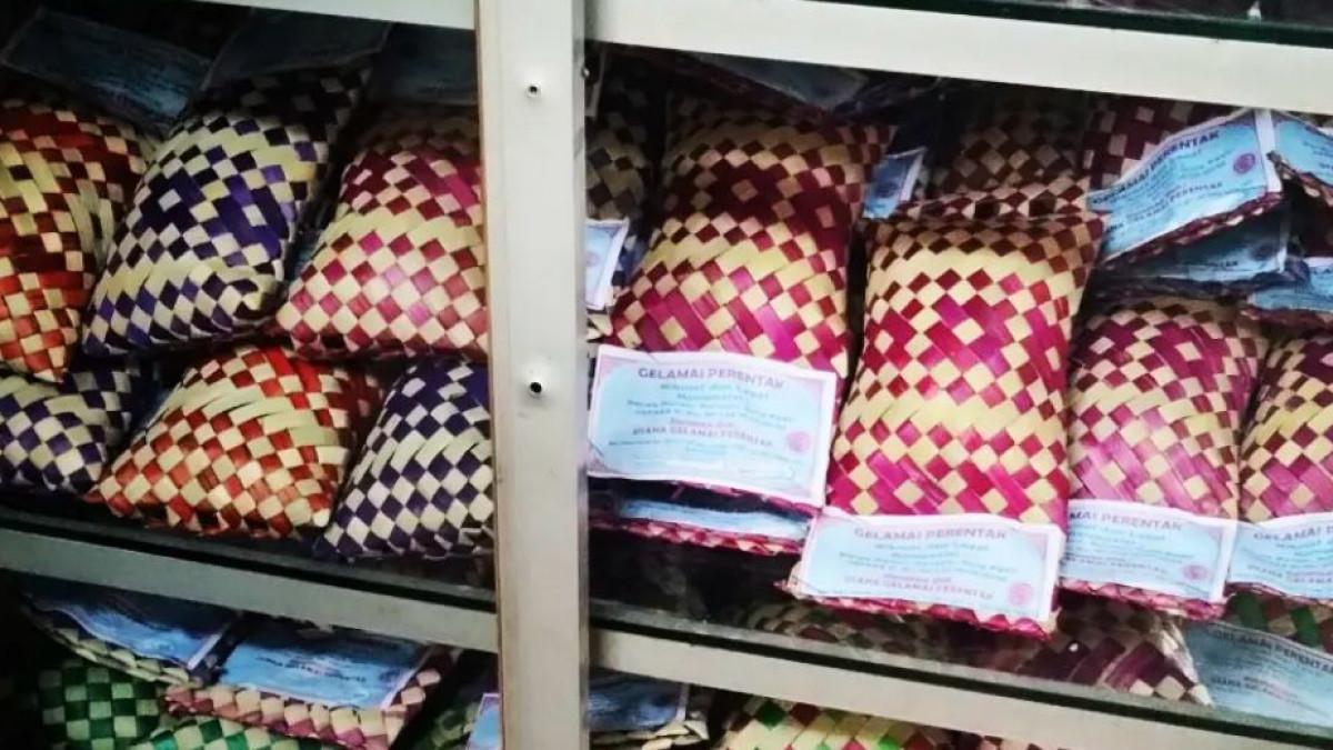 OLEH OLEH - Gelamai Perentak makanan khas Jambi.