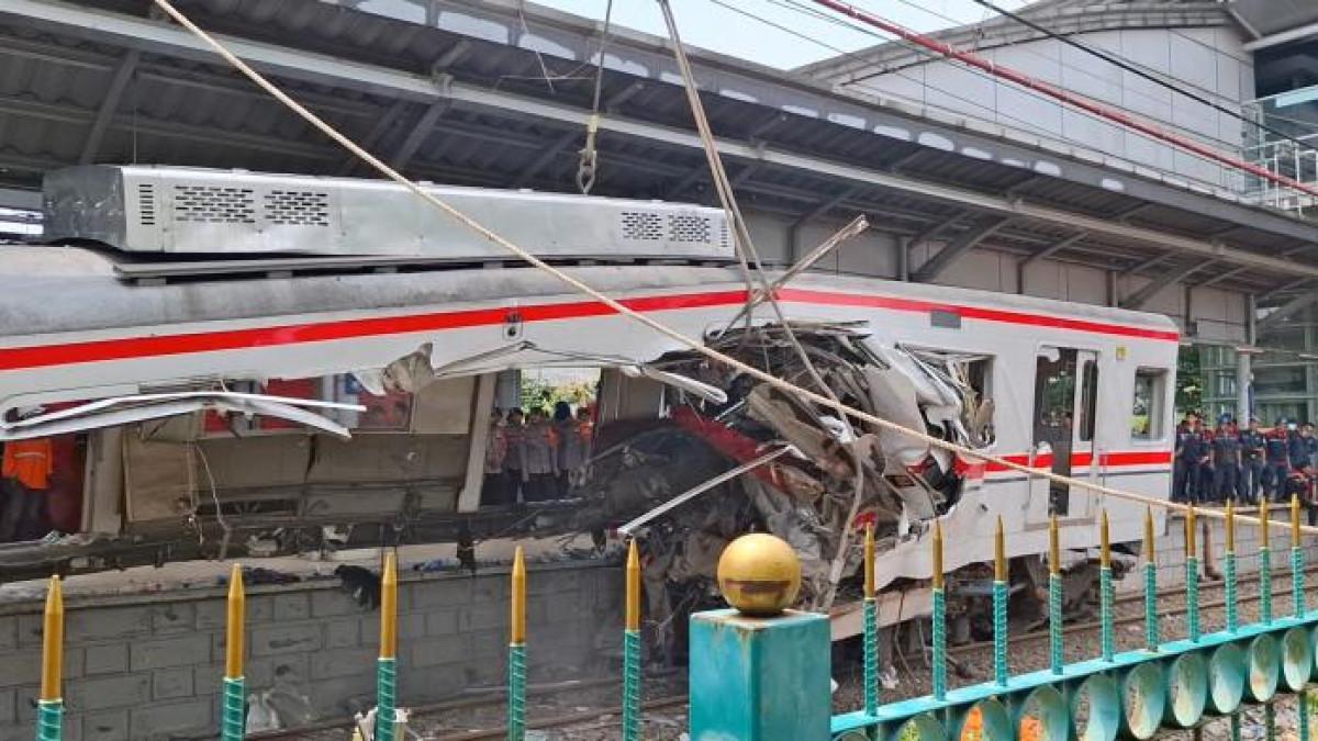RINGSEK TERSISA ATAP - Gerbong wanita KRL Jakarta-Cikarang ringsek usai mengalami kecelakaan dengan KA Argo Bromo Anggrek di Stasiun Bekasi Timur, proses evakuasi bangkai kereta berlangsung pada Selasa (28/4/2026).