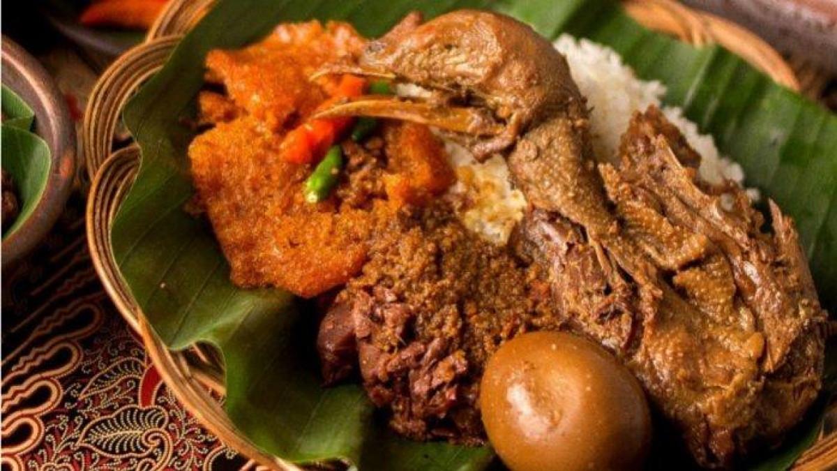 KULINER GUDEG - Gudeg Yu Djum, satu gudeg enak di Sleman Jogja buat menu makan siang.
