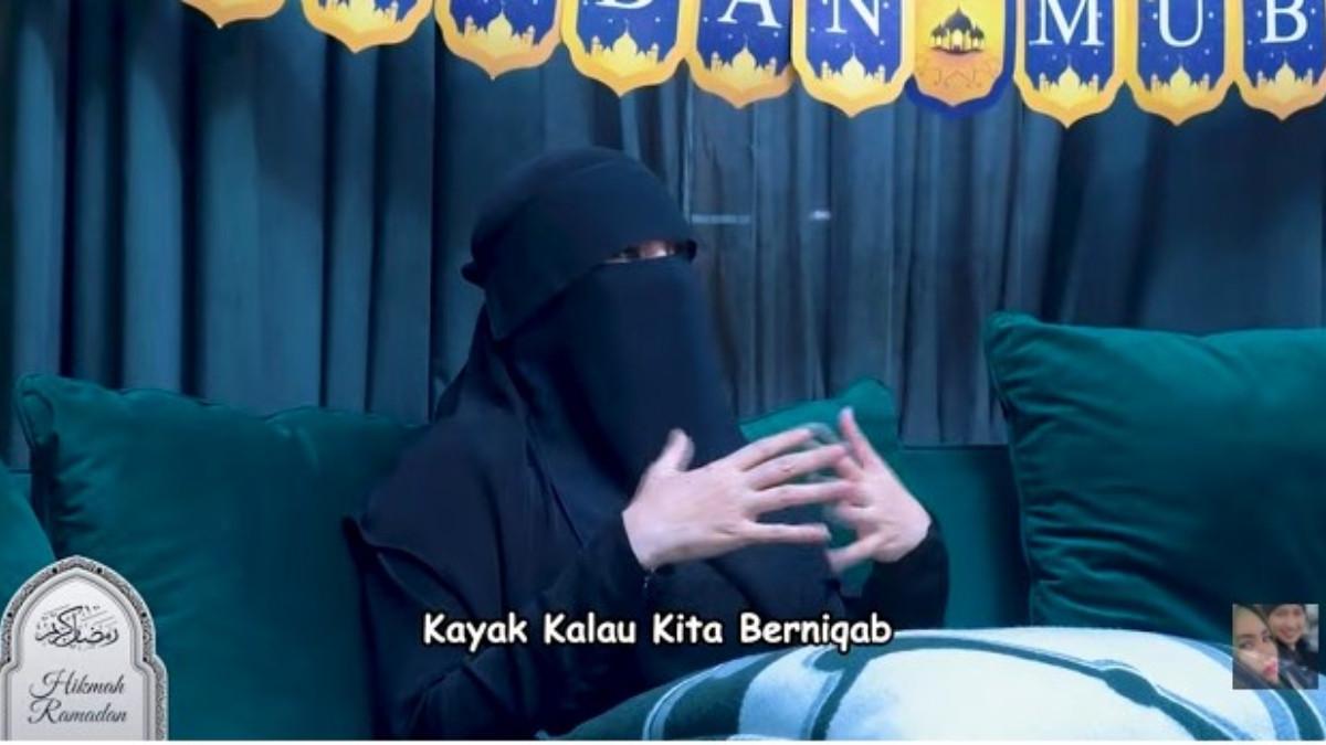 Habib Usman menyebut keputusan istrinya bercadar saat berada di puncak karier bukanlah perkara yang mudah.