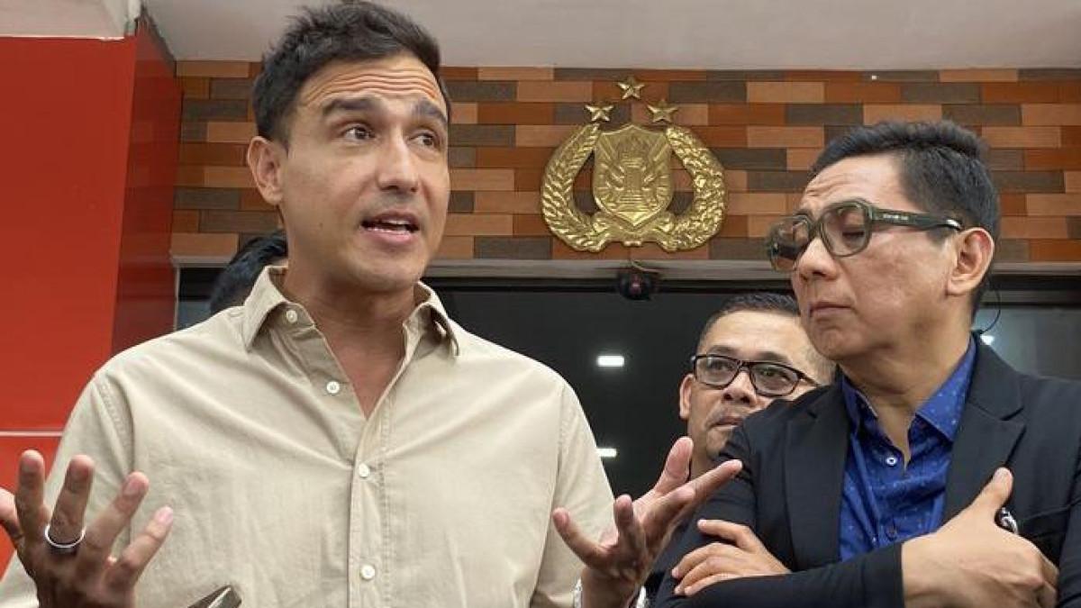 KLARIFIKASI - Hamish Daud saat ditemui di Polres Metro Jakarta Selatan pada Kamis (6/11/2025.)