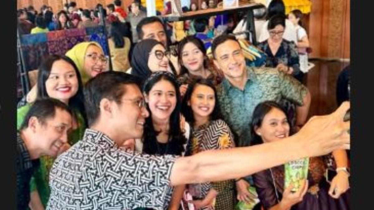 Hamish Daud tampak tenang, masih sibuk kerja meski rumah tangganya dengan Raisa di ujung tanduk.