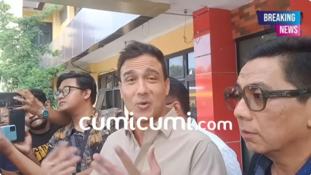 Meski kondisinya belum sepenuhnya pulih, Hamish Daud tetap memilih hadir untuk memberikan klarifikasi resmi.