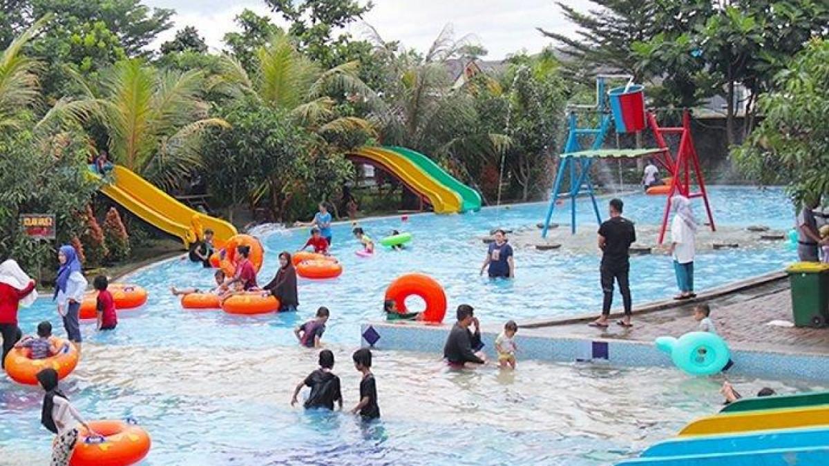 WISATA BOGOR - Pengunjung tengah menikmati wahana seru di Boash Waterpark, Kabupaten Bogor, Jawa Barat.