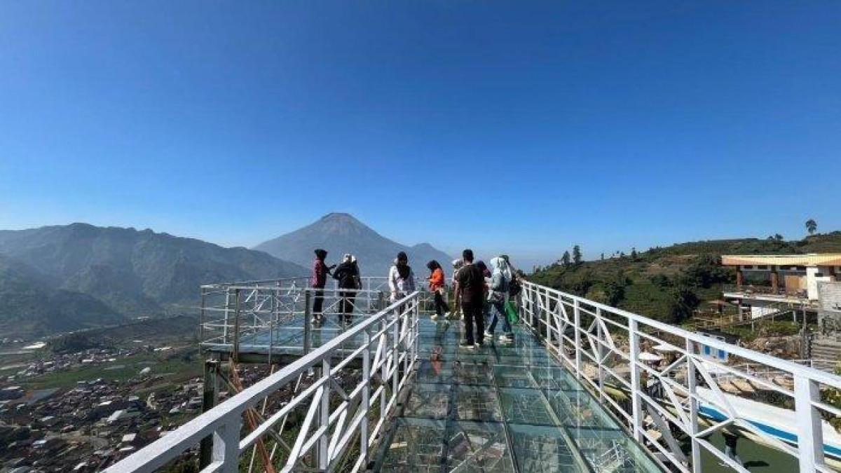 HARGA TIKET - keindahan panorama yang disuguhkan di wisata Pintu Langit Wonosobo dengan layar belakang gunung