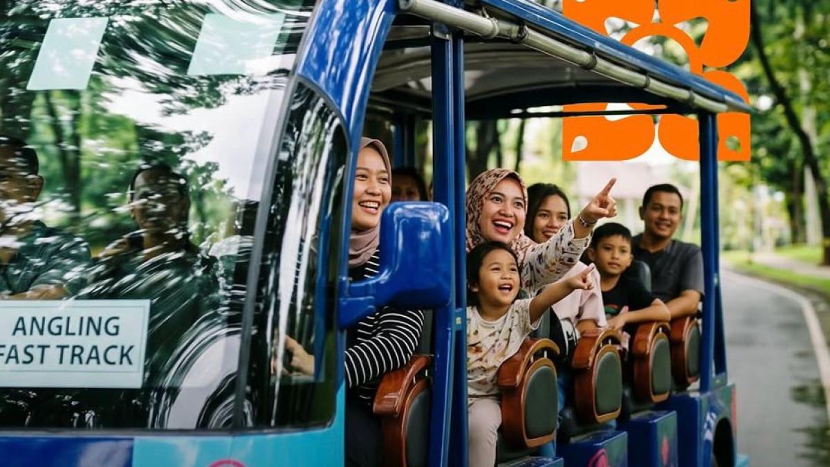 ANGLING TMII - Pengunjung menikmati suasana TMII dengan menaiki Angling Fast Track, transportasi wisata yang praktis untuk berkeliling di kawasan TMII.
