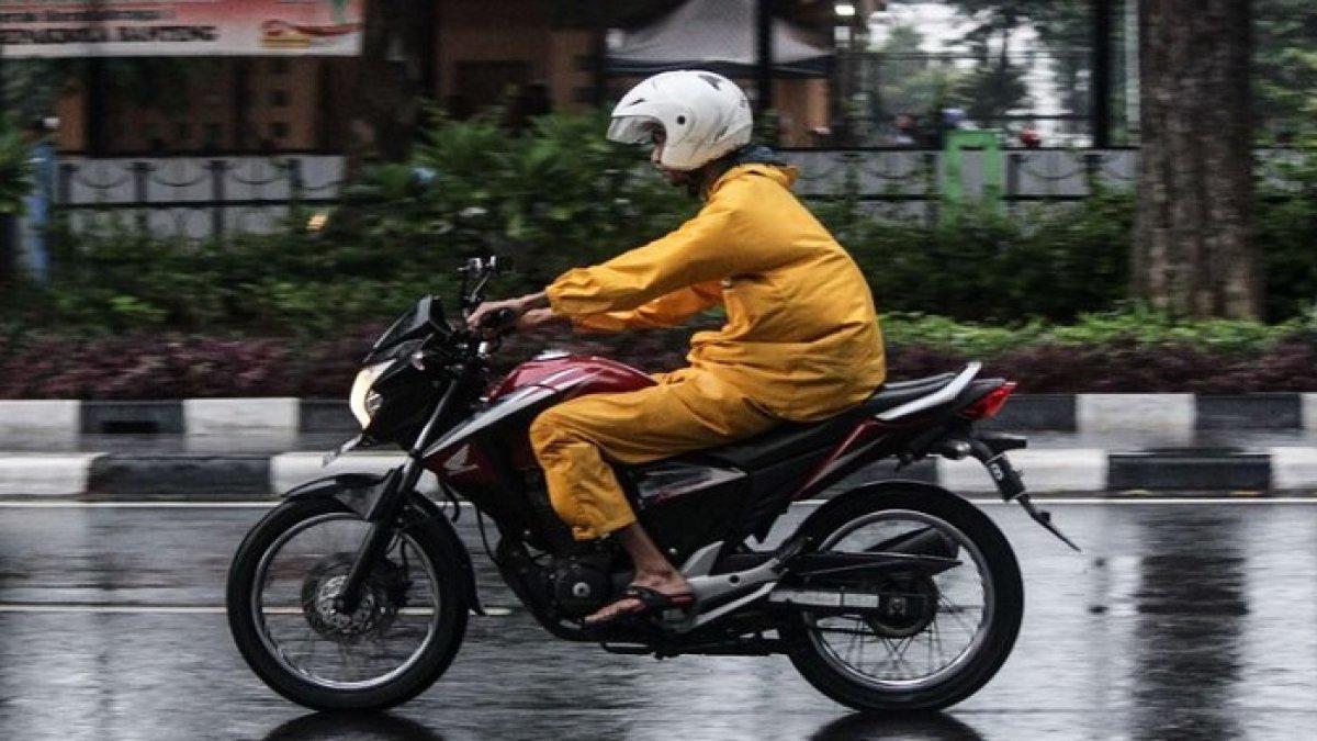 Hati-hati Hujan! Tips Mengerem Motor Saat Jalan Basah Agar Tak Kecelakaan, Lengkap Doa Tolak Bala