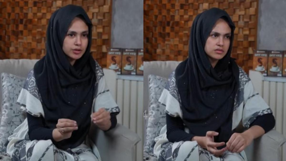 Helwa Bachmid mengaku rutin mencium kaki Habib Bahar seusai salat karena permintaan sang suami.