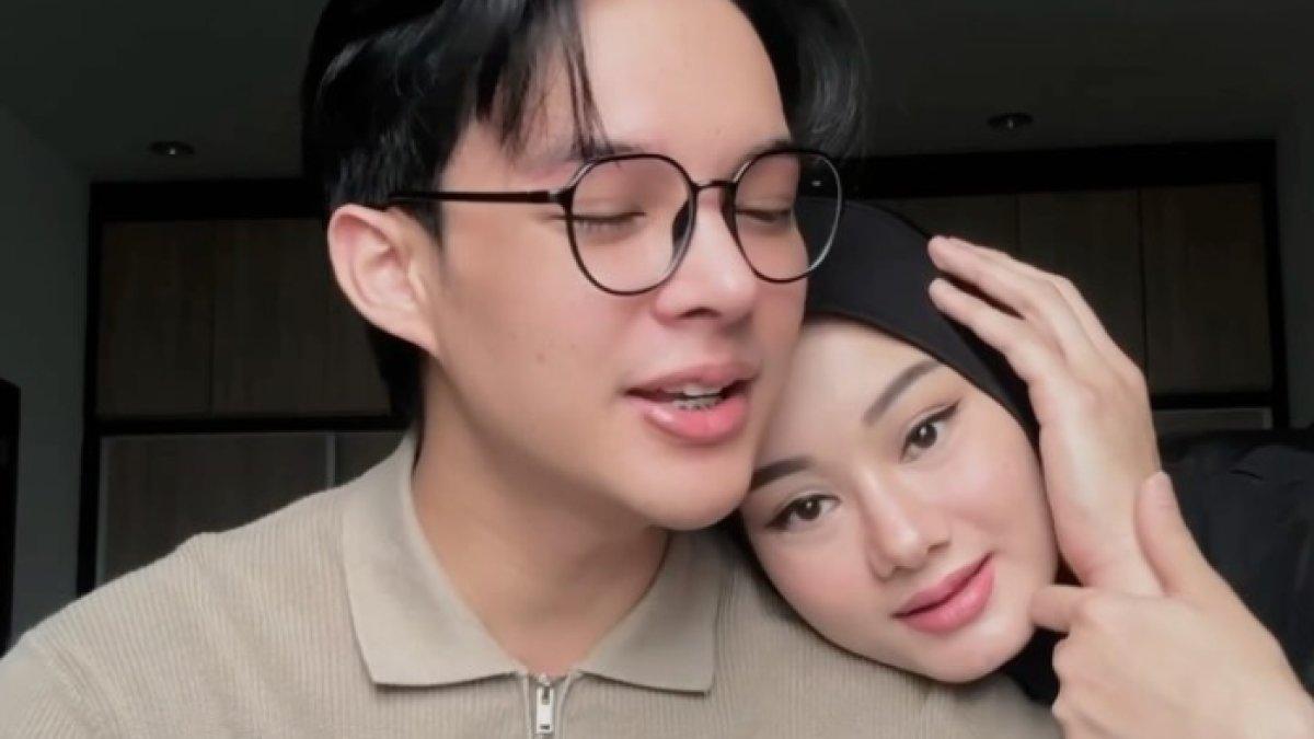 Rey Mbayang menegaskan dirinya tidak mempermasalahkan apabila Dinda Hauw memilih menjadi Ibu Rumah Tangga sepenuhnya.