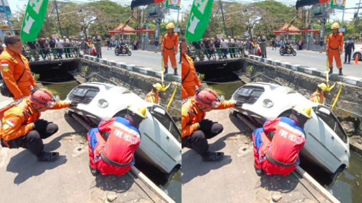 KRONOLOGI Mobil Terjun ke Sungai di Surabaya, Wanita Mau Parkir Mendadak Pusing Lalu Injak Gas